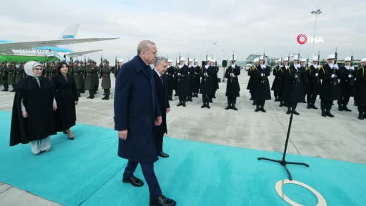Erdoğan, Mirziyoyev'i Havalimanında Karşıladı