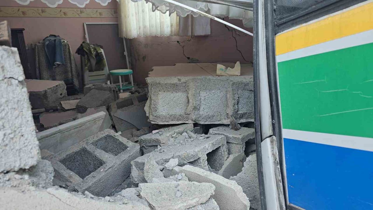 Ereğli Kestaneci Mahallesi'nde halk otobüsü eve çarptı