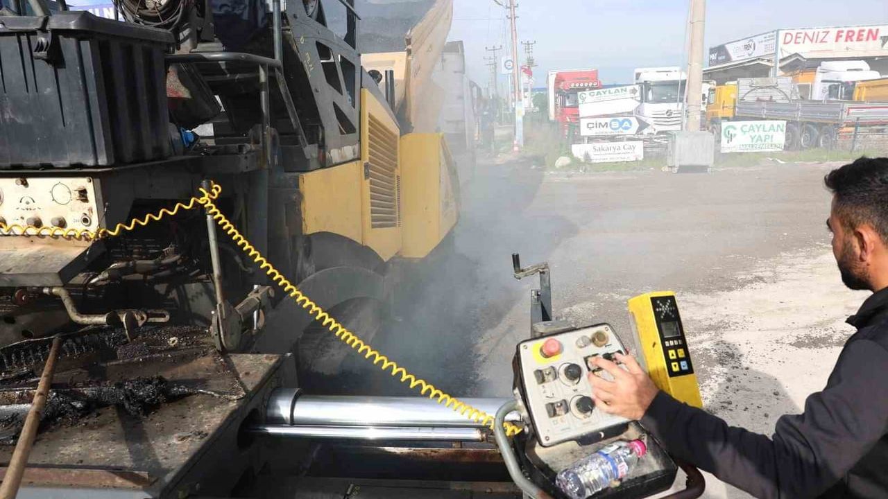 Erenler'de Kozluk Caddesi asfalt yenileme çalışması