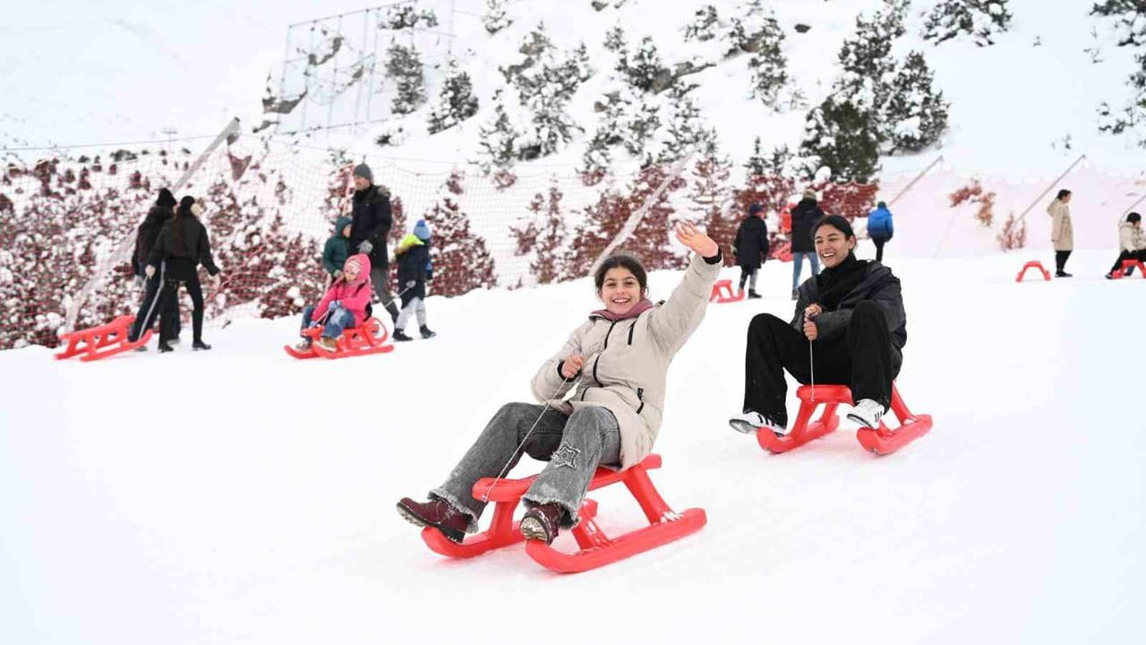 Ergan Dağı'nda 70 Öğrenci Kızak Keyfi