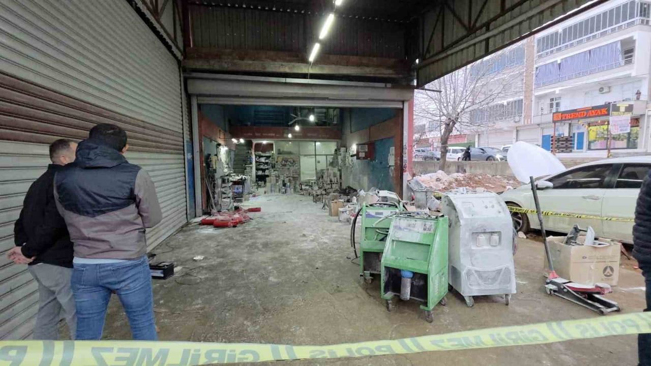 Ergani'de oto sanayi dükkanında patlama: 4 yaralı