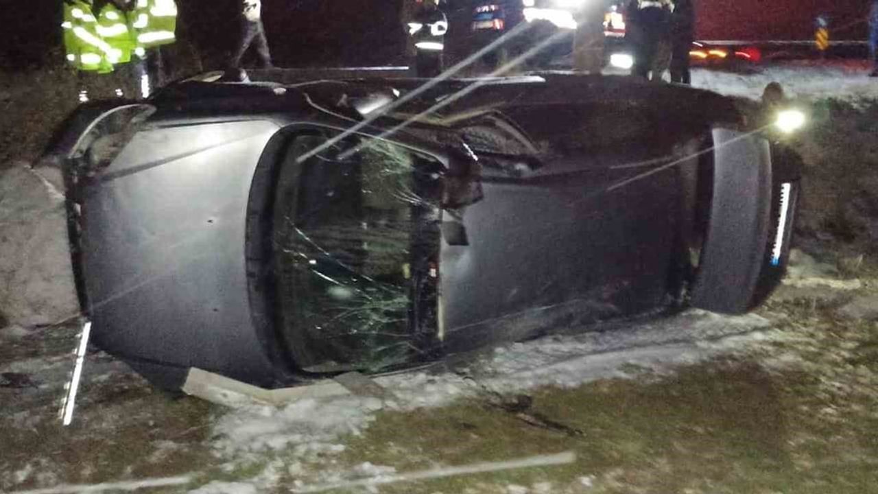 Ergani'de otomobil takla attı: 2 kişi yaralandı