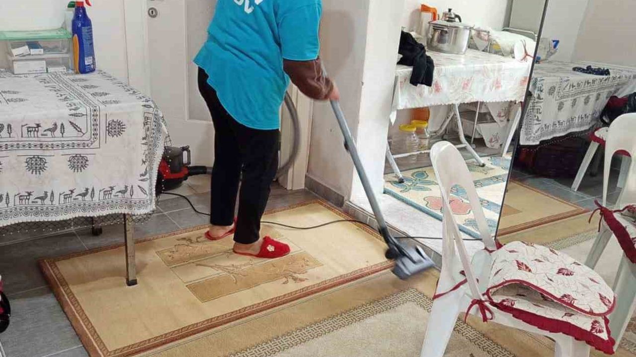 Erzin'de 'Evde Temizlik ve Vefa' projesiyle yaşlılara destek