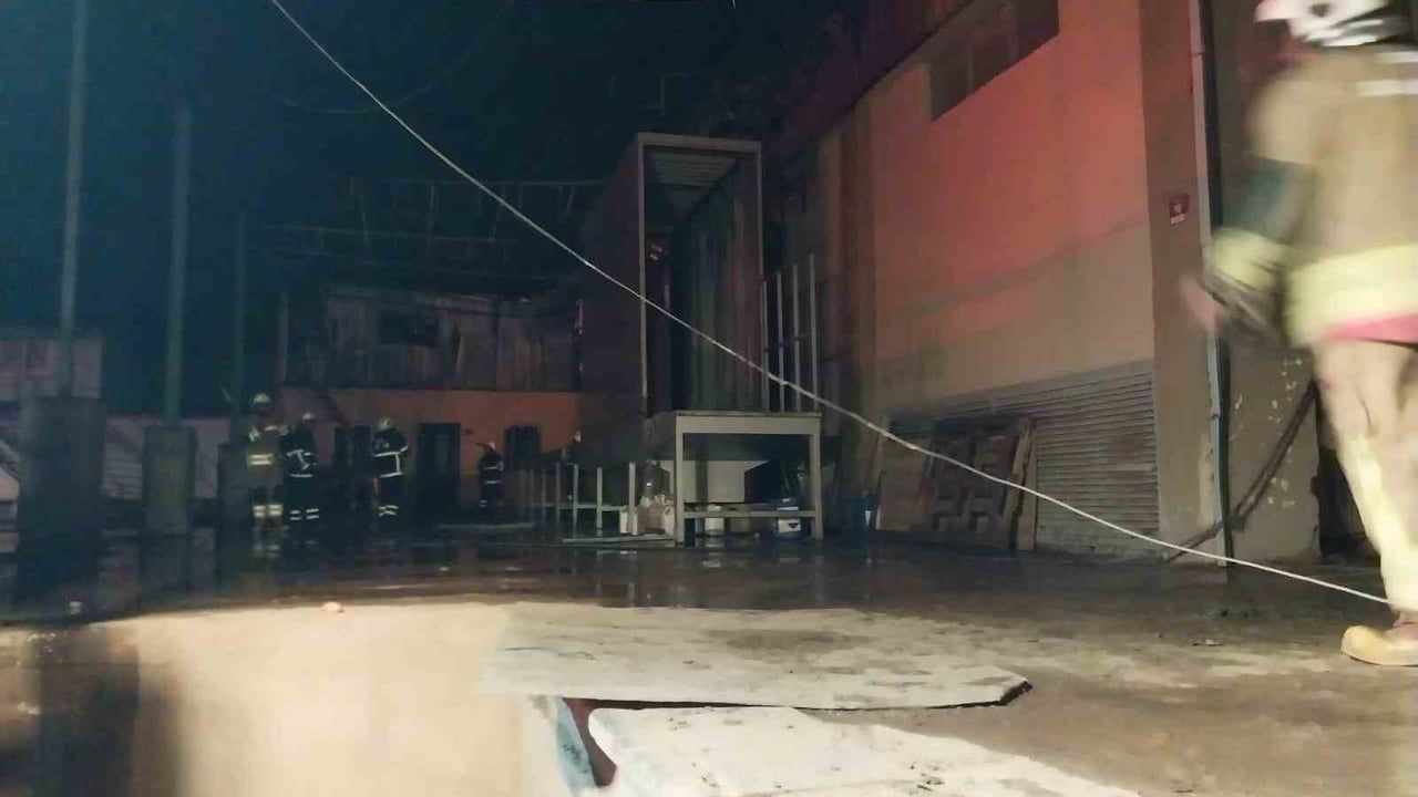 Erzin'de narenciye paketleme fabrikasında yangın: 60 işçi tahliye edildi, 1 işçi hayatını kaybetti