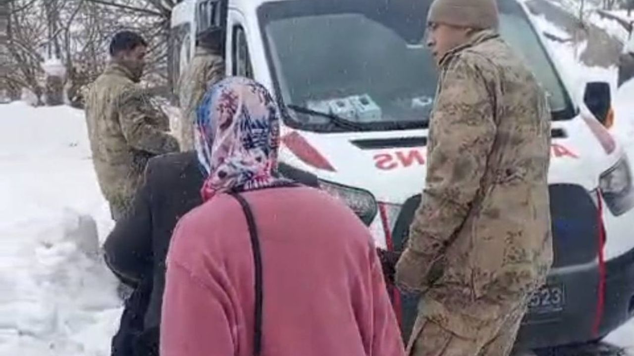 Erzincan Başbağlar'da kar ve tipide kapanan yoldan hasta nakledildi