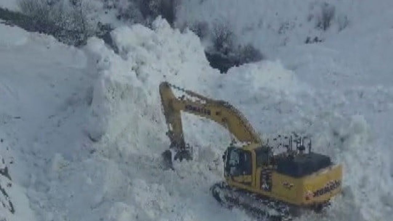 Erzincan'da Başbağlar yolunu kapatan çığ, İl Özel İdaresi hızla müdahale etti