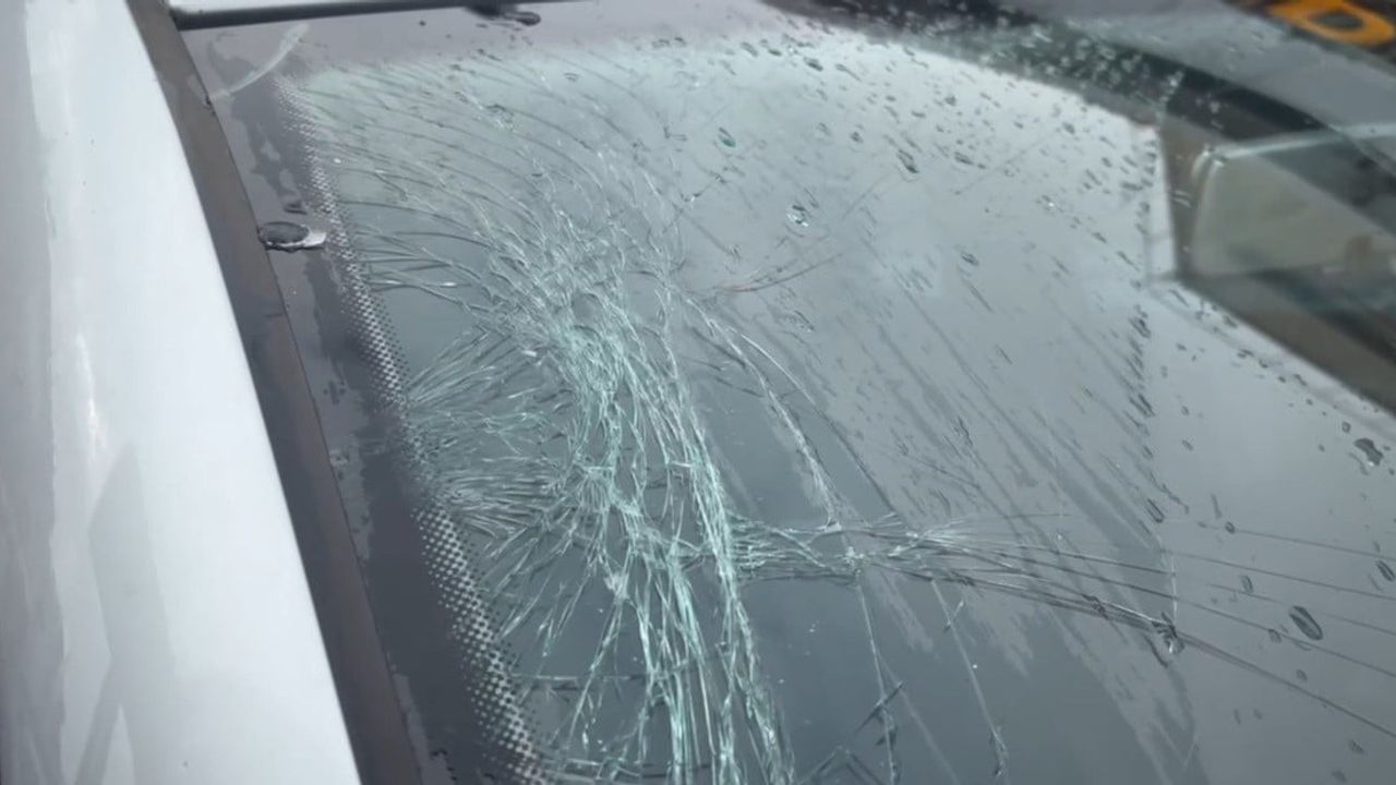 Erzincan'da binadan kopan su tahliye borusu park halindeki araca düştü