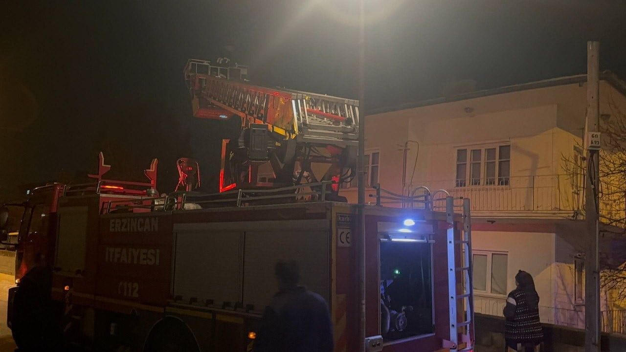 Erzincan'da çatıda mahsur kalan kedi itfaiye müdahalesiyle güvenle indirildi