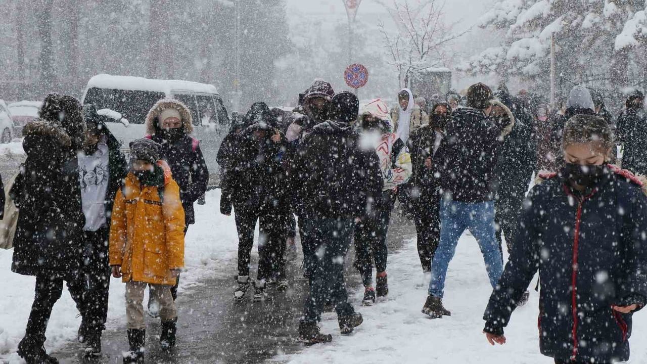 Erzincan'da Çayırlı ve Kemah'ta eğitime kar nedeniyle ara