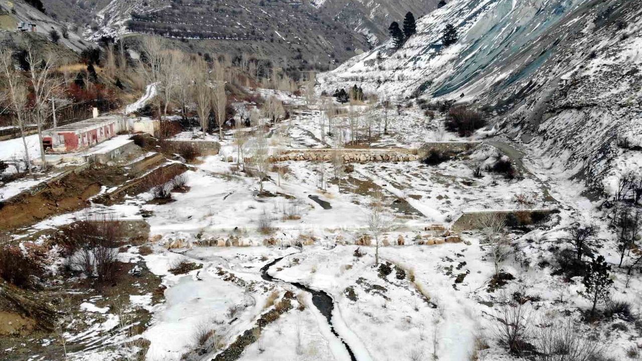Erzincan'da Doğa Buzla Kaplandı: Göletler ve Göller Dondu