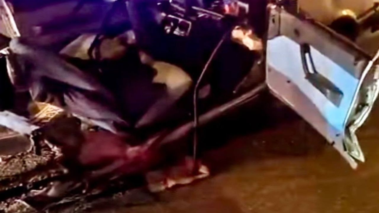 Erzincan'da FIAT TOFAŞ otomobil ortadan ikiye bölündü: 4 yaralı