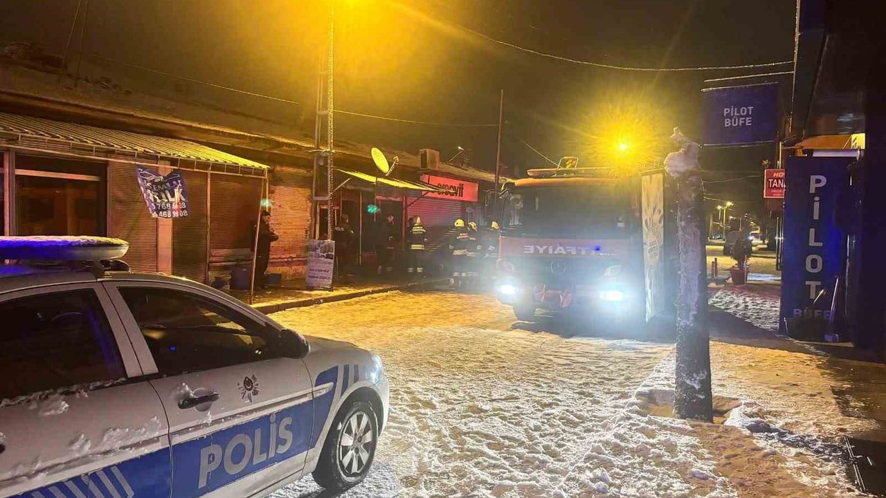 Erzincan'da Gece Yarısı Çantacı Dükkanında Yangın: İş Yeri Küle Döndü