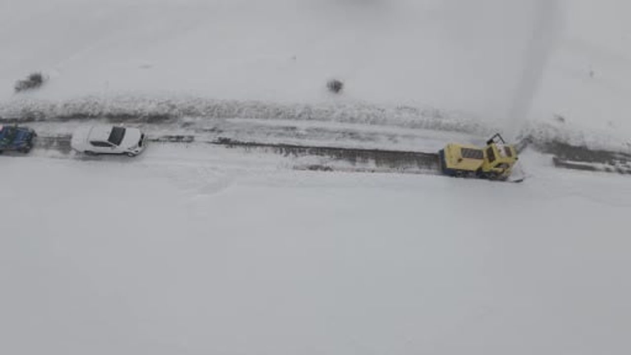 Erzincan'da kar ve tipi ulaşımı aksattı: 328 köy yolu kapalı