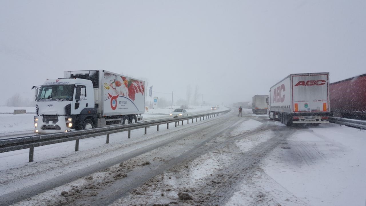 Erzincan'da kar ve tipi ulaşımı olumsuz etkiledi