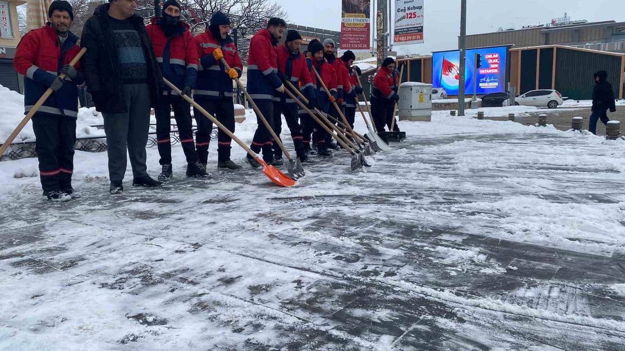 Erzincan'da Karla Mücadele: Erzincan Belediyesi Ekipleri 7 gün 24 saat Sahada