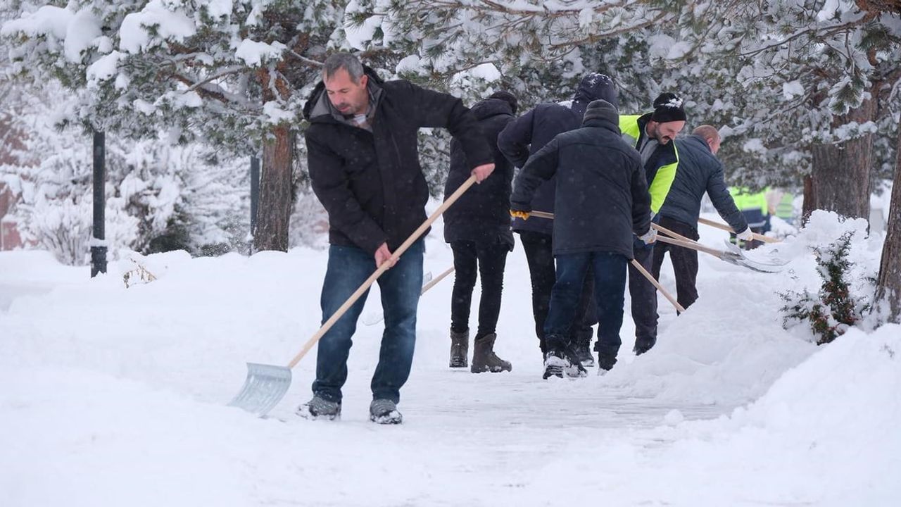 Erzincan'da karla mücadele sürüyor