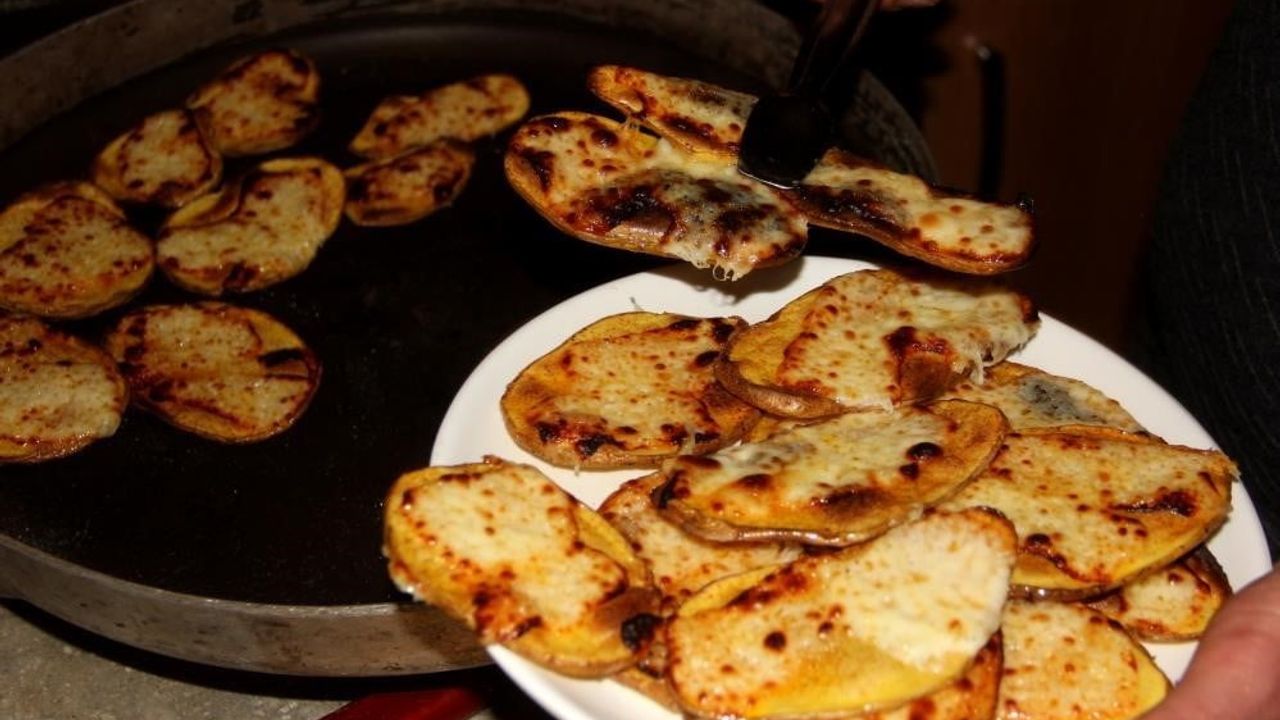Erzincan'da Kışın Vazgeçilmezi: Sobada Kaşarlı Patates