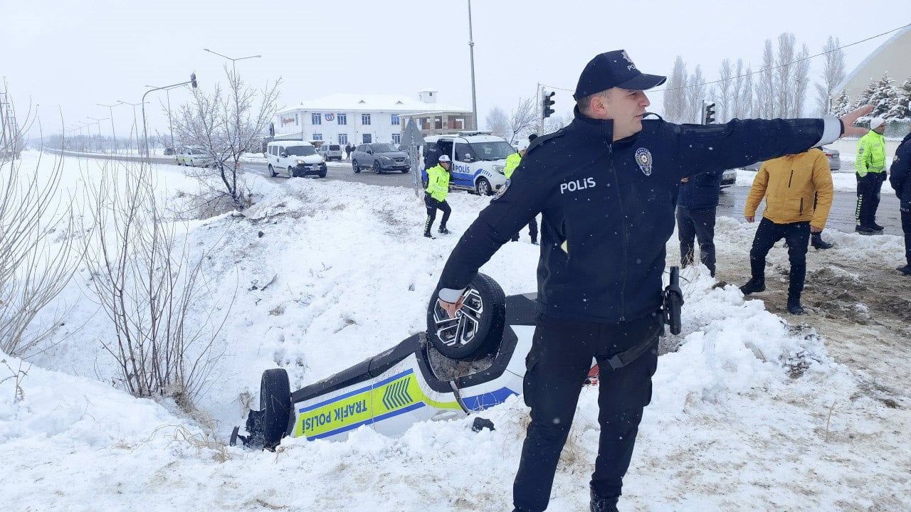 Erzincan'da polis aracı şarampole yuvarlandı: 2 polis yaralandı