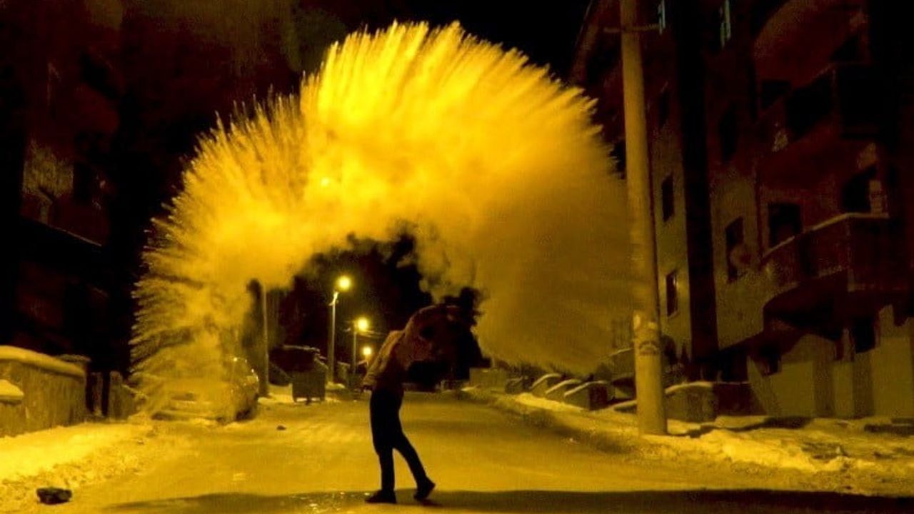 Erzincan'da sıcak su havada buz taneciklerine dönüştü