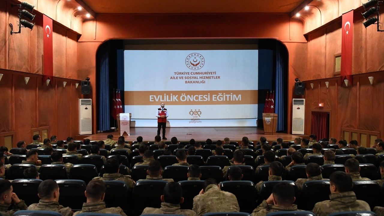 Erzincan'da vatani görevini yapan askerlere evlilik öncesi eğitim verildi