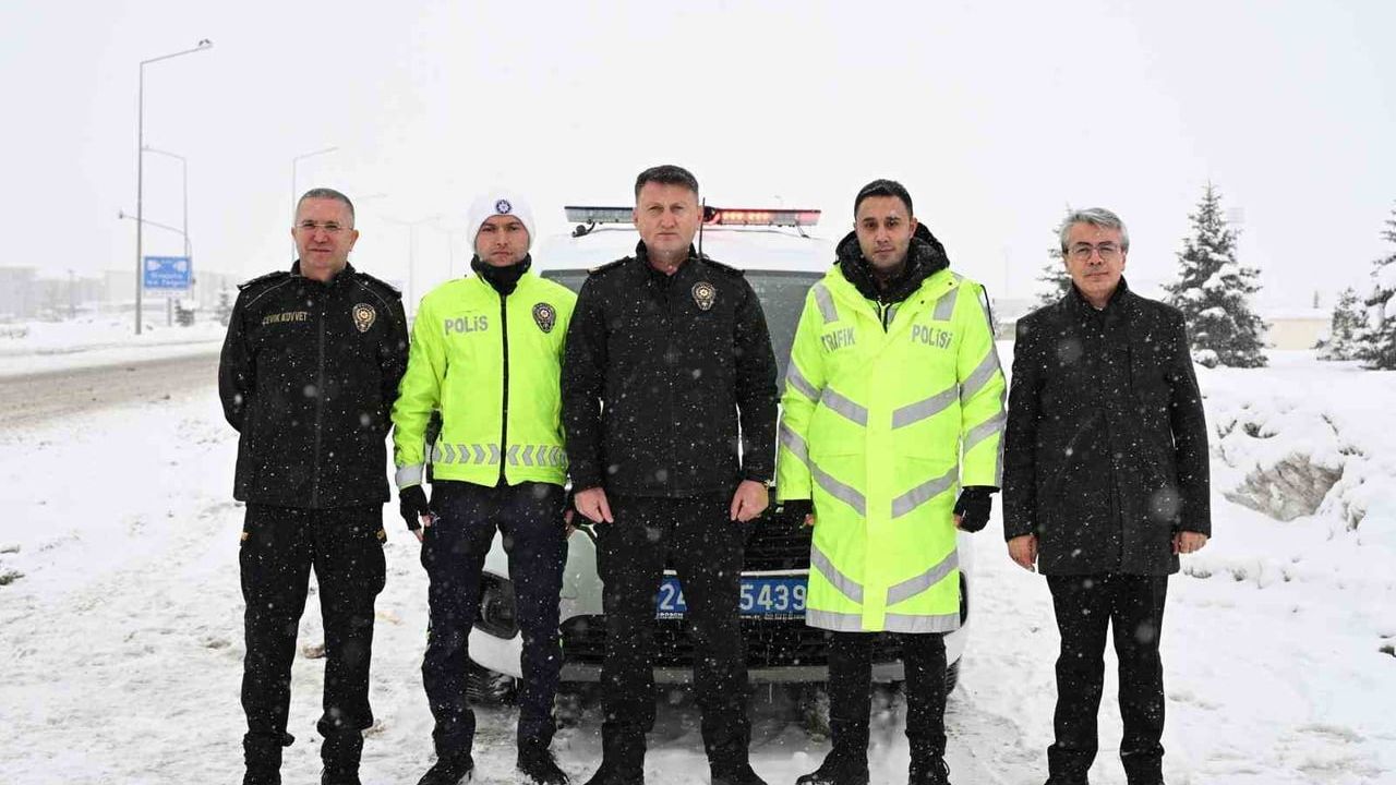 Erzincan Emniyet Müdürü Zafer Baybaba’dan kar mesaisindeki personele moral ziyareti