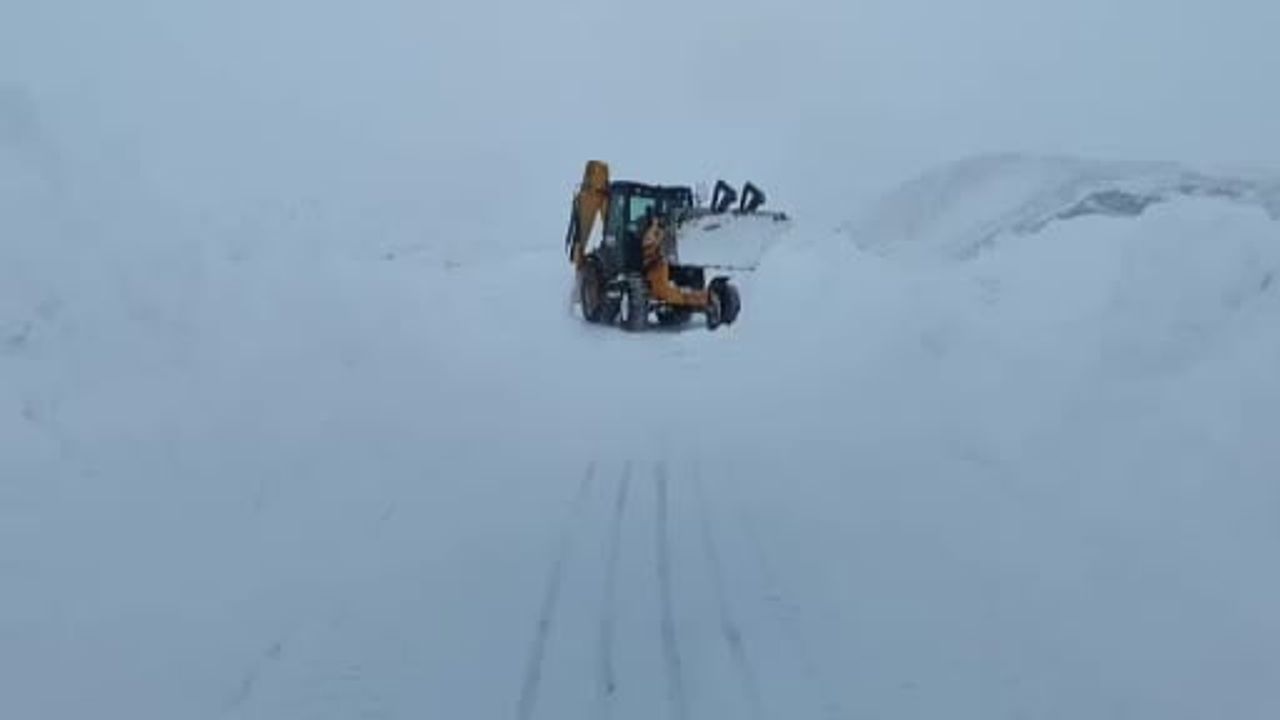 Erzincan Kemaliye Taşyolu'nda çığ düştü — Güzergâh ulaşıma kapatıldı