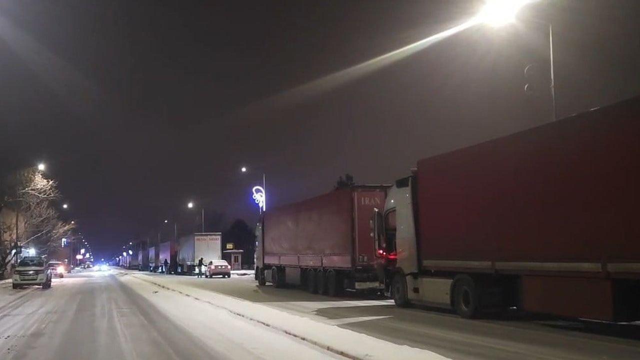 Erzincan-Sivas karayolu Sakaltutan Geçidi'nde çığ nedeniyle kısa süre ulaşıma kapandı