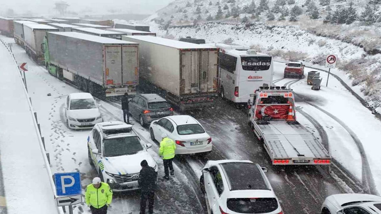 Erzincan-Sivas ve Erzincan-Gümüşhane yollarında kar nedeniyle ulaşım aksıyor