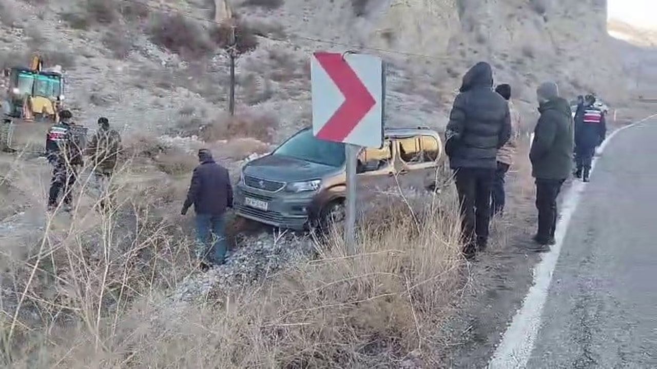 Erzurum-Artvin yolunda buzlanma nedeniyle araç araziye uçtu