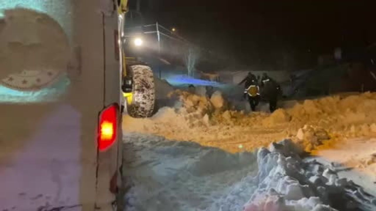 Erzurum Çat’ta karla mücadele ekipleri ambulansın hastaya ulaşmasını sağladı