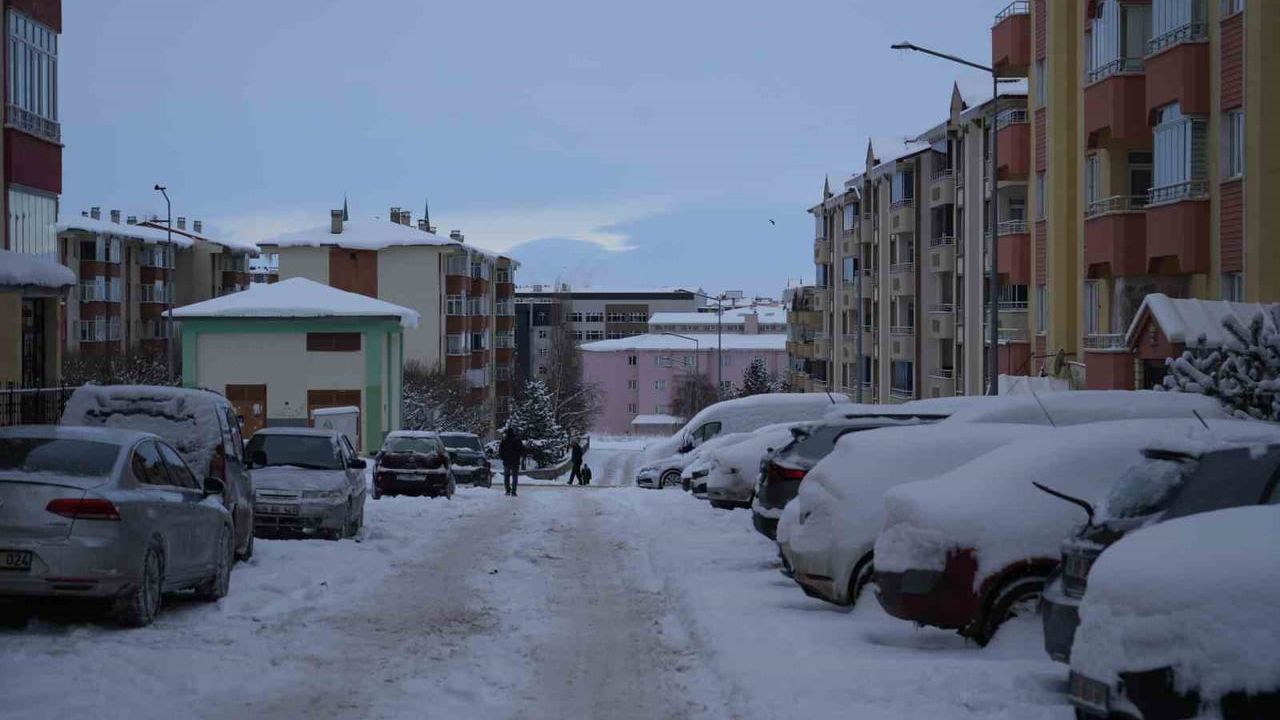 Erzurum'da 690 Mahallenin Yolu Kar Nedeniyle Ulaşıma Kapandı