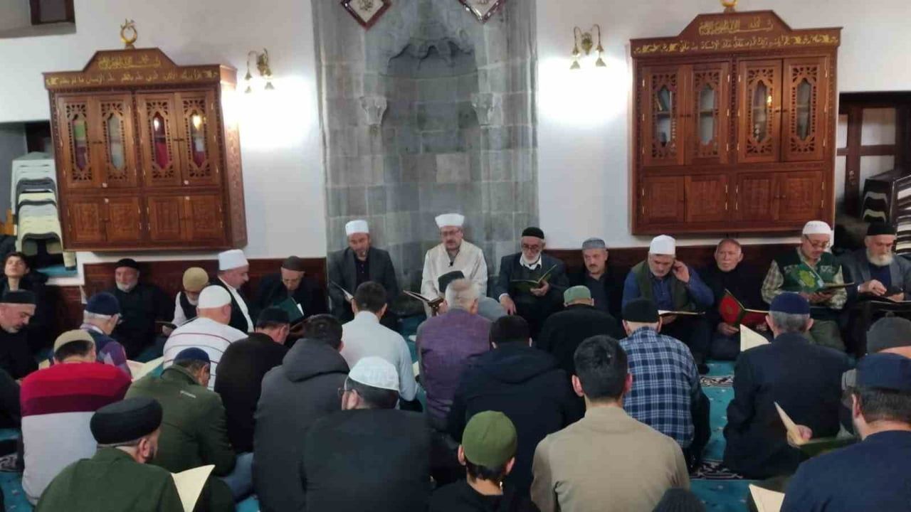 Erzurum'da Ayazpaşa Camii'nde 1001 Hatim Geleneği Devam Ediyor