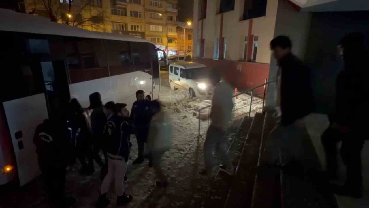 Erzurum'da Göçmen Kaçakçılığı Operasyonu: 48 Düzensiz Göçmen, 4 Organizatör Yakalandı