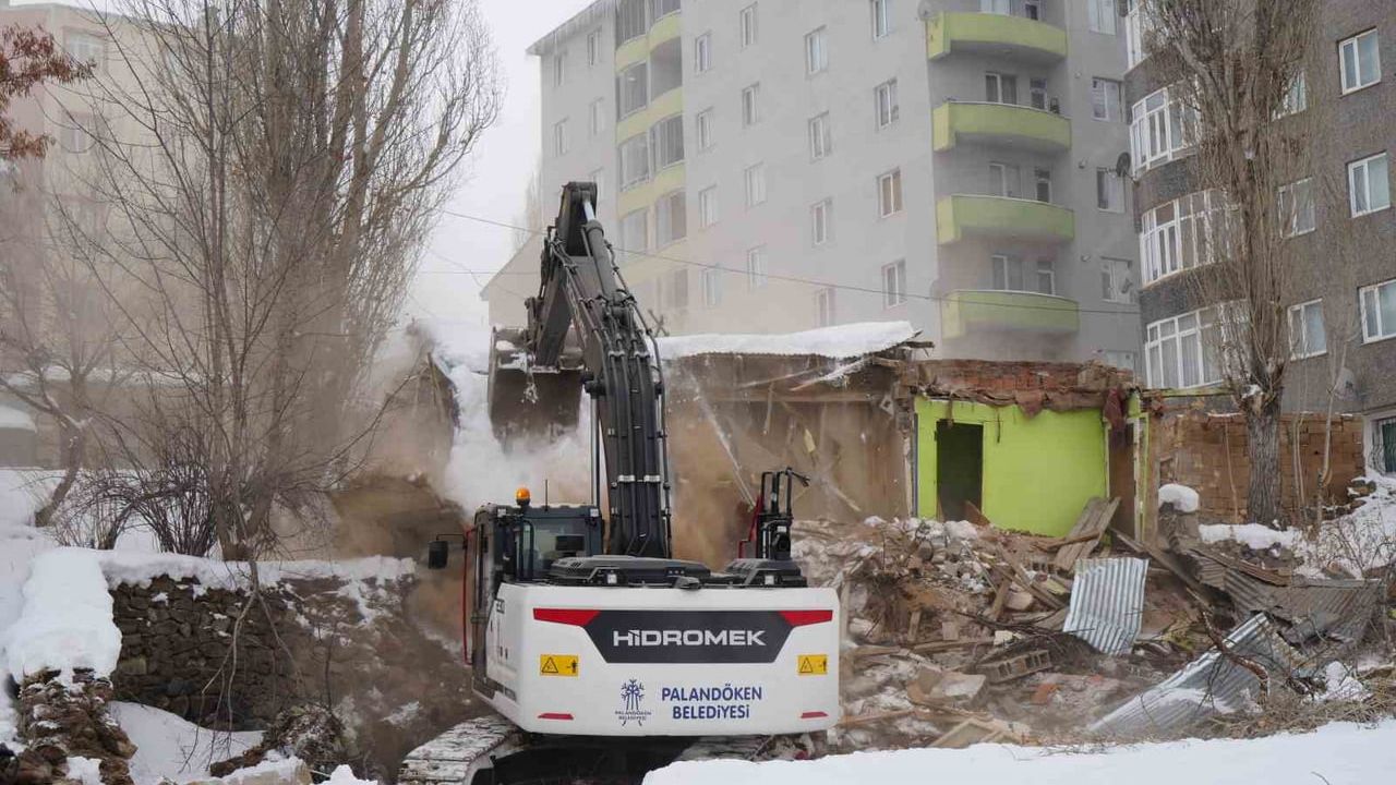 Erzurum'da huzur için metruk yapıların yıkımı devam ediyor