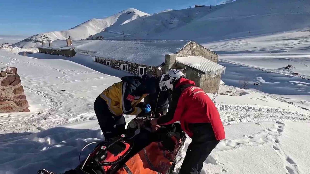 Erzurum'da JAK timleri kalp krizi geçiren vatandaşa müdahale etti