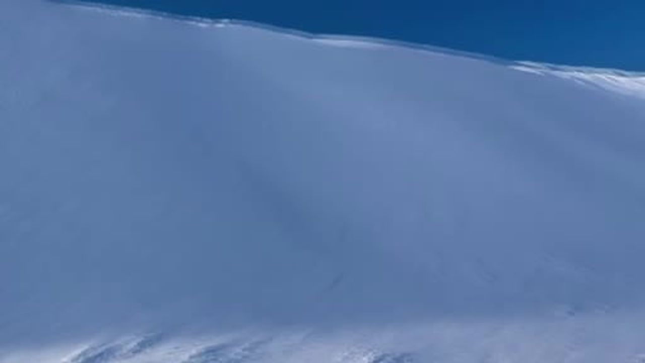 Erzurum'da kar 3 metreye ulaştı — Kapanan köy yolu 8 saatte açıldı
