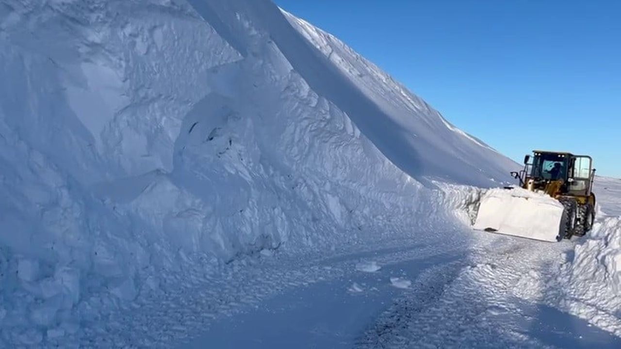 Erzurum'da kar 3 metreyi buldu — Yalınca yolu 8 saatte açıldı