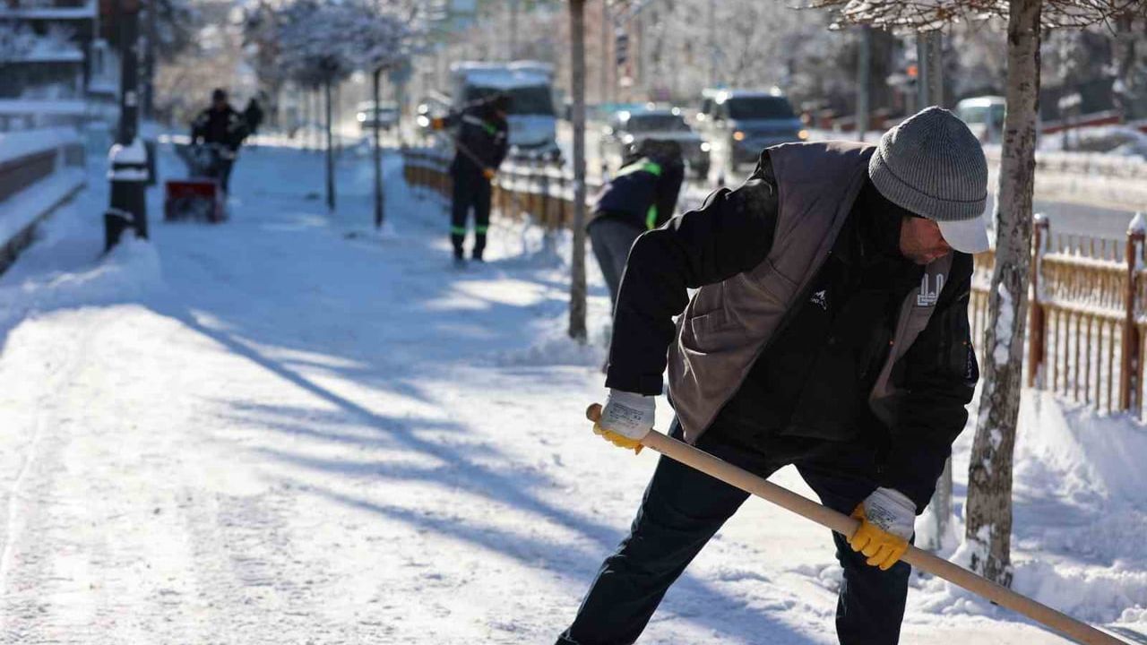 Erzurum’da karla mücadele: Bin 200 personel ve 400 araç görevde