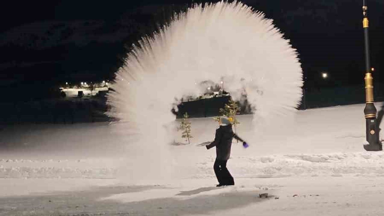 Erzurum'da kaynar su havada dondu — -25 ve -35 derece soğukta viral görüntüler