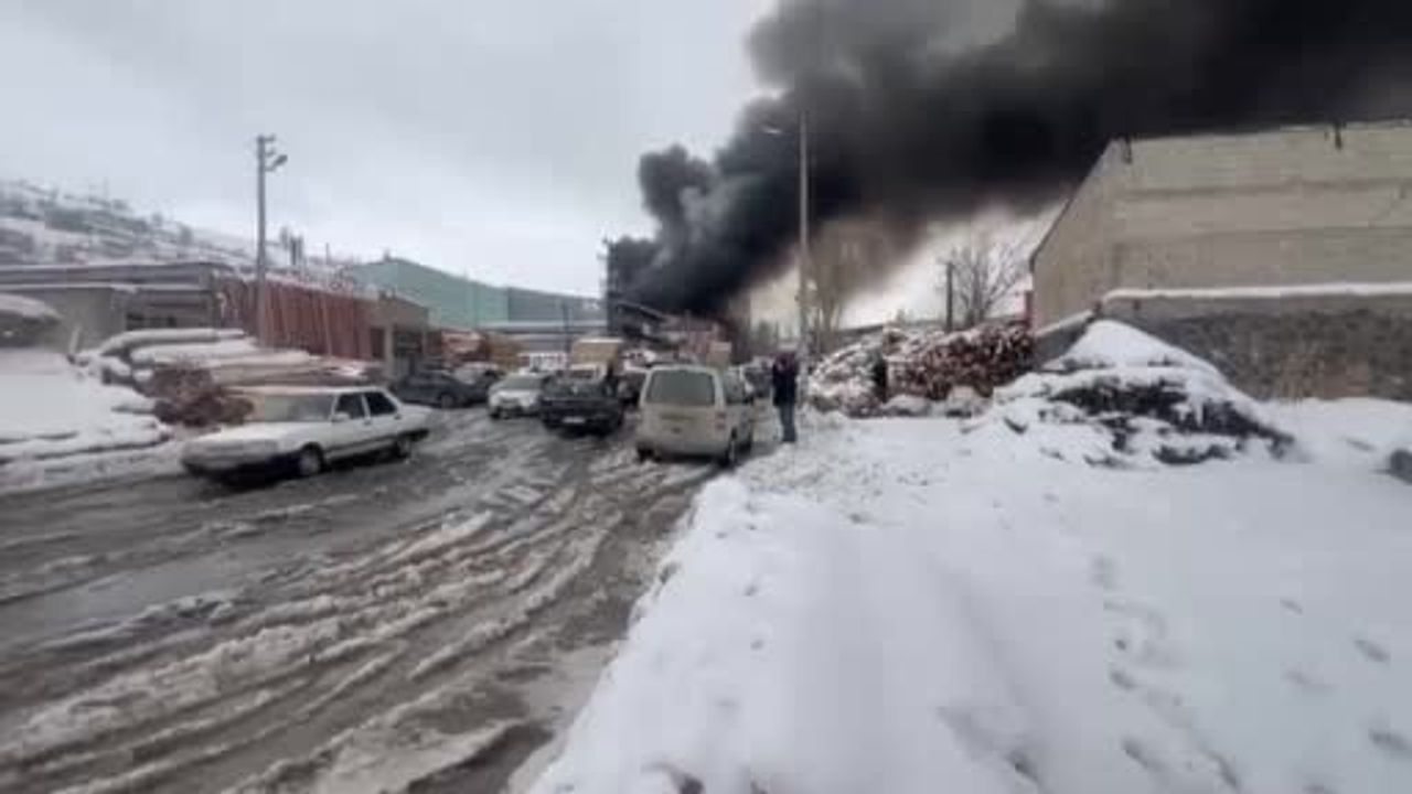 Erzurum'da kereste fabrikasında patlama ve yangın: 5 yaralı