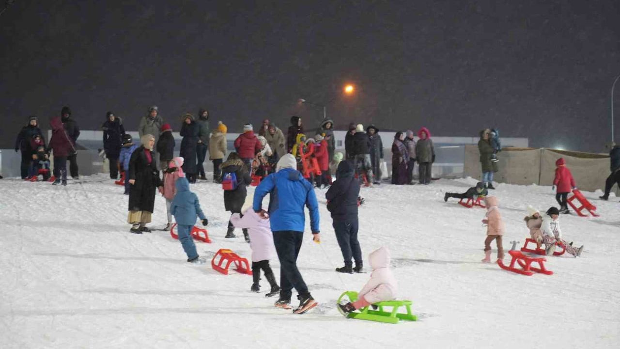 Erzurum'da 'Kızak Şenliği'yle Atlama Kulelerinde Kış Eğlencesi