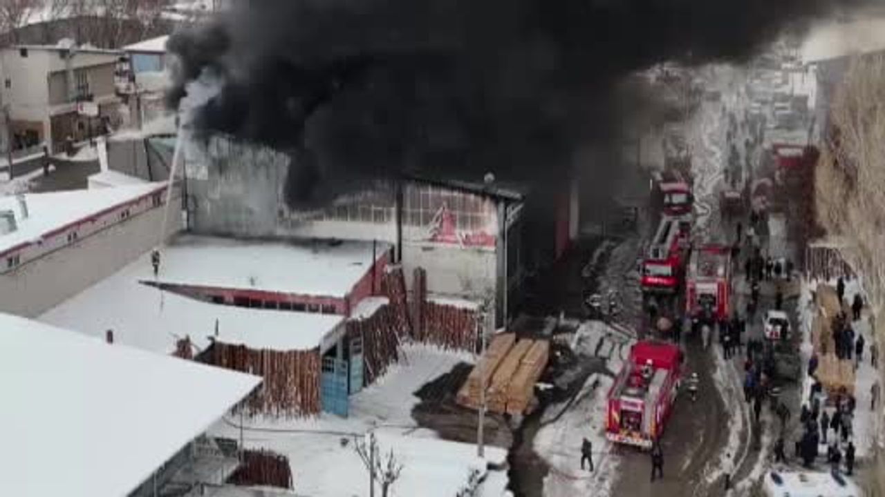 Erzurum'da mobilya fabrikasında yangın: 1 ölü, 7 yaralı