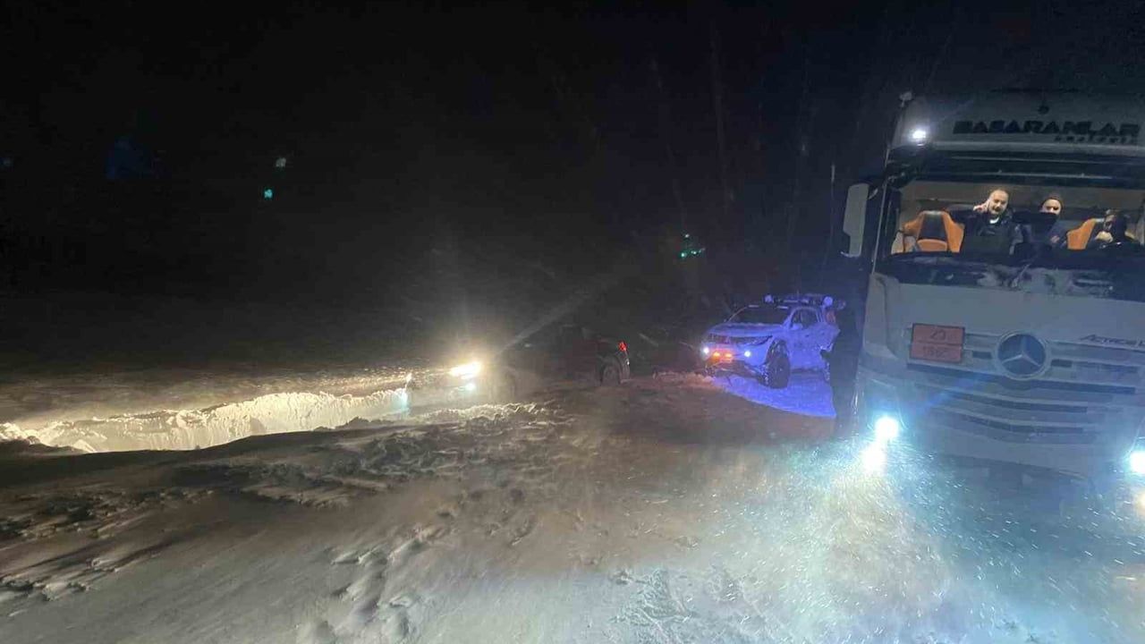 Erzurum'da Off-road Ekipleri Karın Etkisiyle Mahsur Kalan Sürücüleri Kurtardı