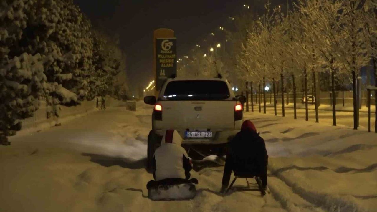 Erzurum’da off-roadçular kızak ve lastik botlarla kar keyfi