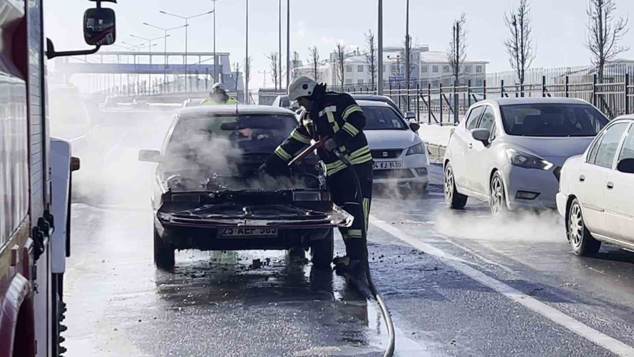 Erzurum'da Seyir Halindeki Otomobil Alev Aldı