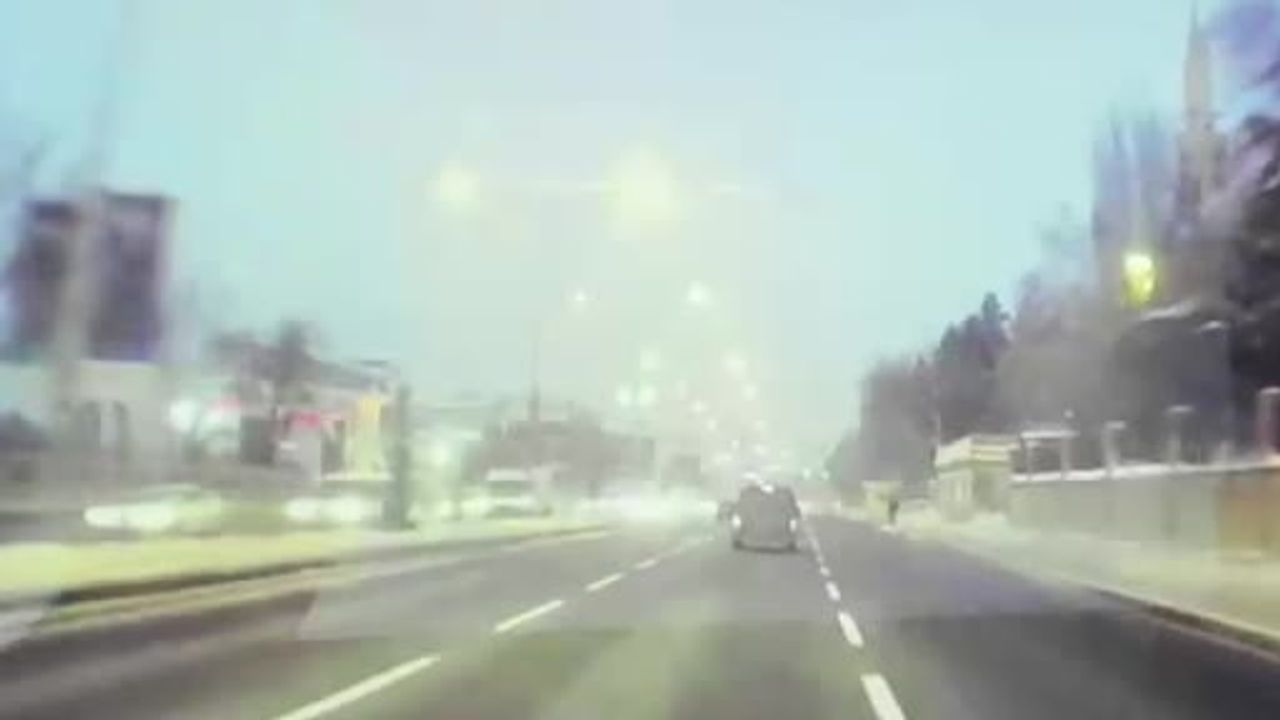 Erzurum'da Valilik Kavşağında Zincirleme Trafik Kazası: 3 Yaralı