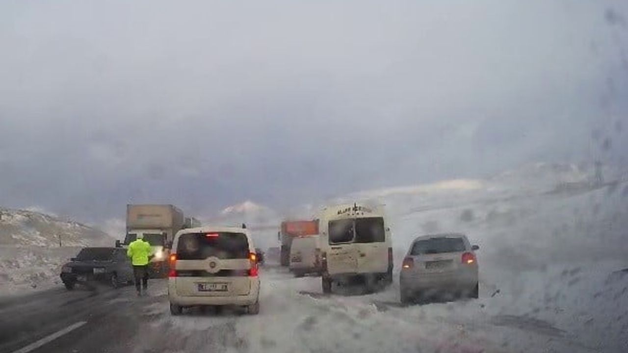 Erzurum'da yoğun tipi çevre illerle ulaşımı aksattı