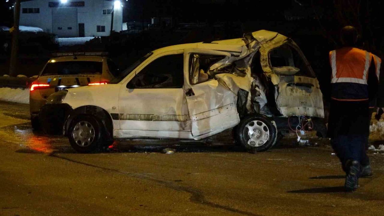 Erzurum-Pasinler yolunda tır ile hafif ticari araç çarpıştı: 2 yaralı