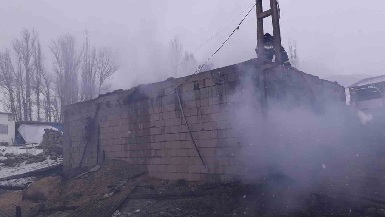 Erzurum Uzundere'de Yayla Mahallesi'nde Yangın: Ev ve Eklentiler Kullanılamaz Hale Geldi