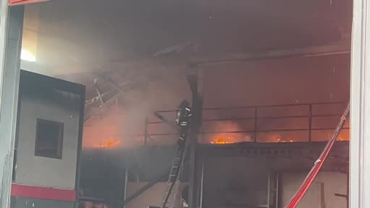 Erzurum Yakutiye'de mobilya fabrikasında yangın: 5 kişi hastaneye kaldırıldı